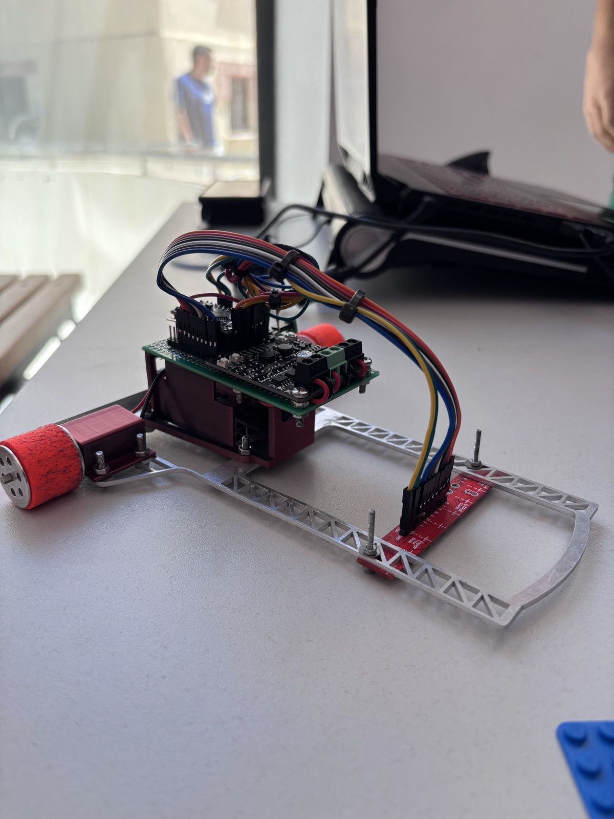 OMiRoS PRO robotics kit — detail view